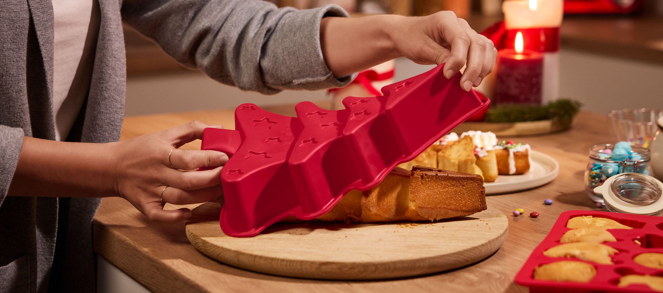 Изваждане на коледна елха от червена силиконова форма.