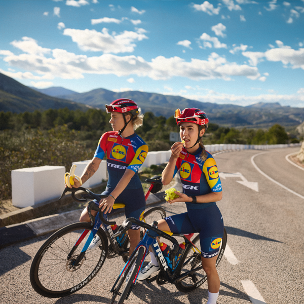 Две колоездачки от отбора Trek-Segafredo Lidl си почиват с плодове.