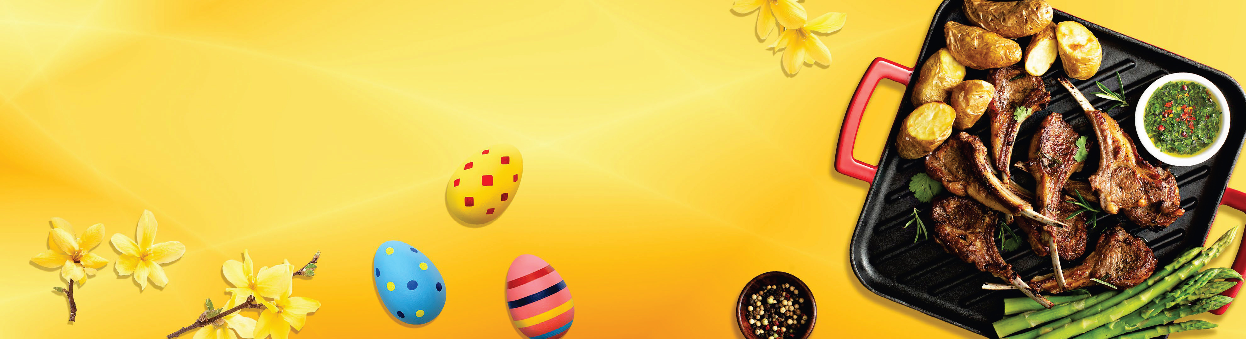 Великденска трапеза с агнешки котлети, картофи, аспержи, сос и великденски яйца на жълт фон.
