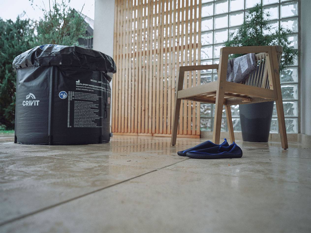 Надуваем басейн Crivit и водни обувки на тераса.