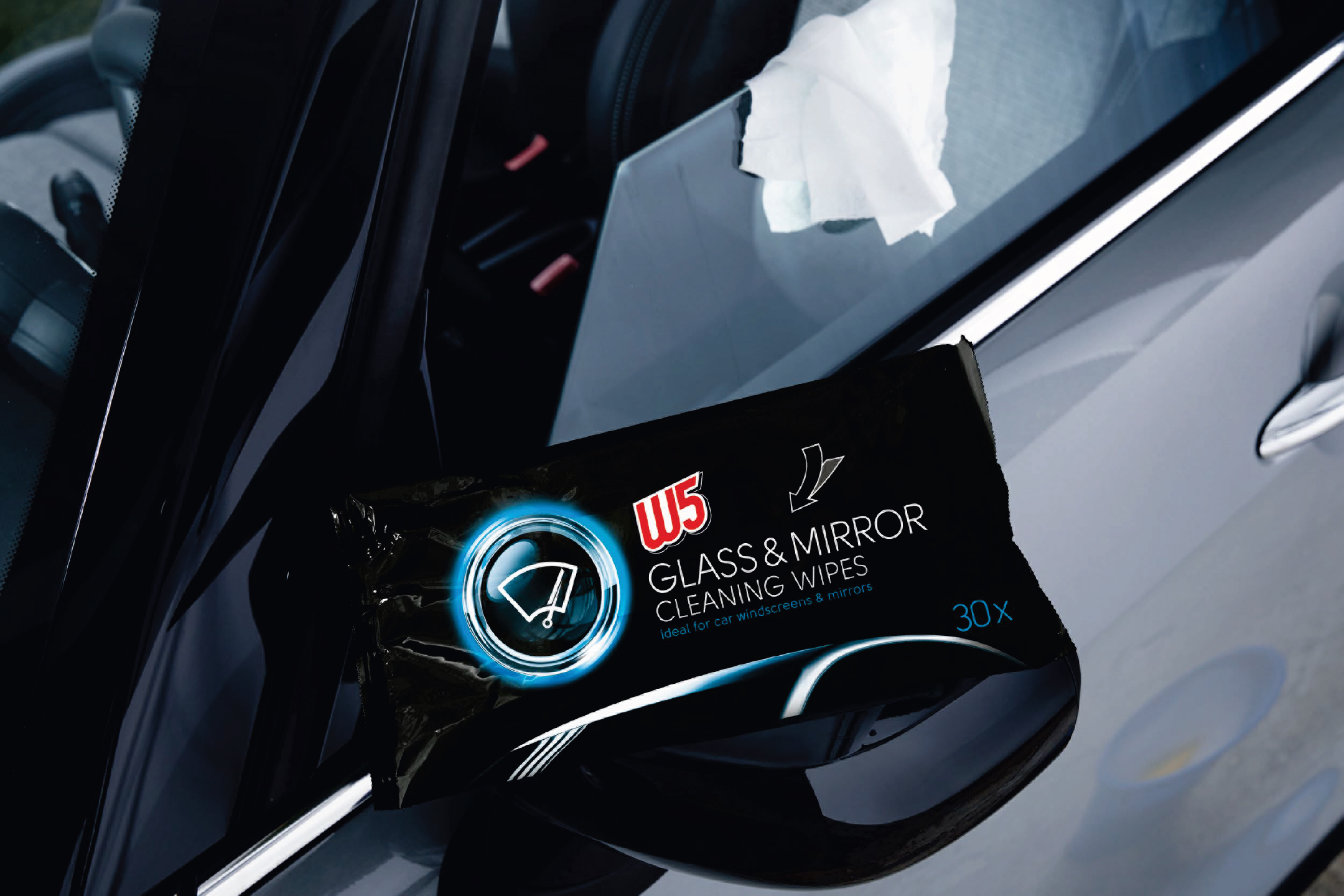 W5 кърпички за почистване на стъкла и огледала за кола, поставени върху странично огледало.