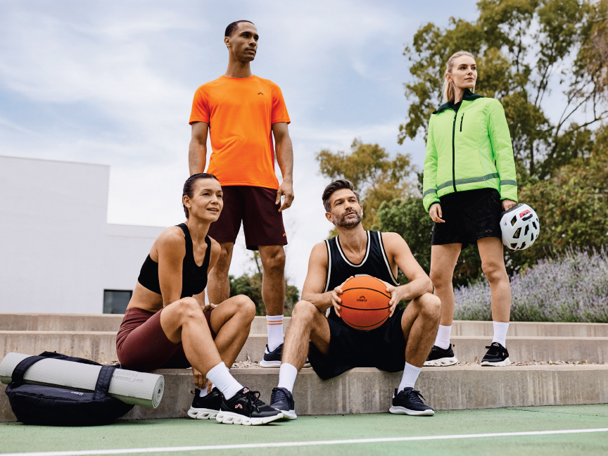 Спортно облекло Decathlon: тениска, шорти, спортно яке и спортни обувки.