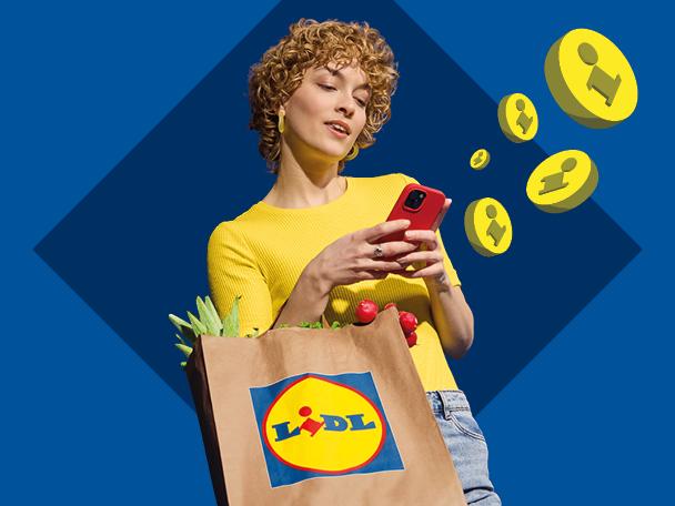 Жена с пазарска чанта, пълна с пресни продукти, използва смартфон, докато получава награди.