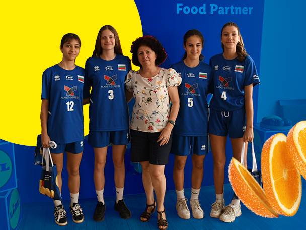 Волейболен отбор от момичета и треньорка, с надпис 'Food Partner' и портокали.