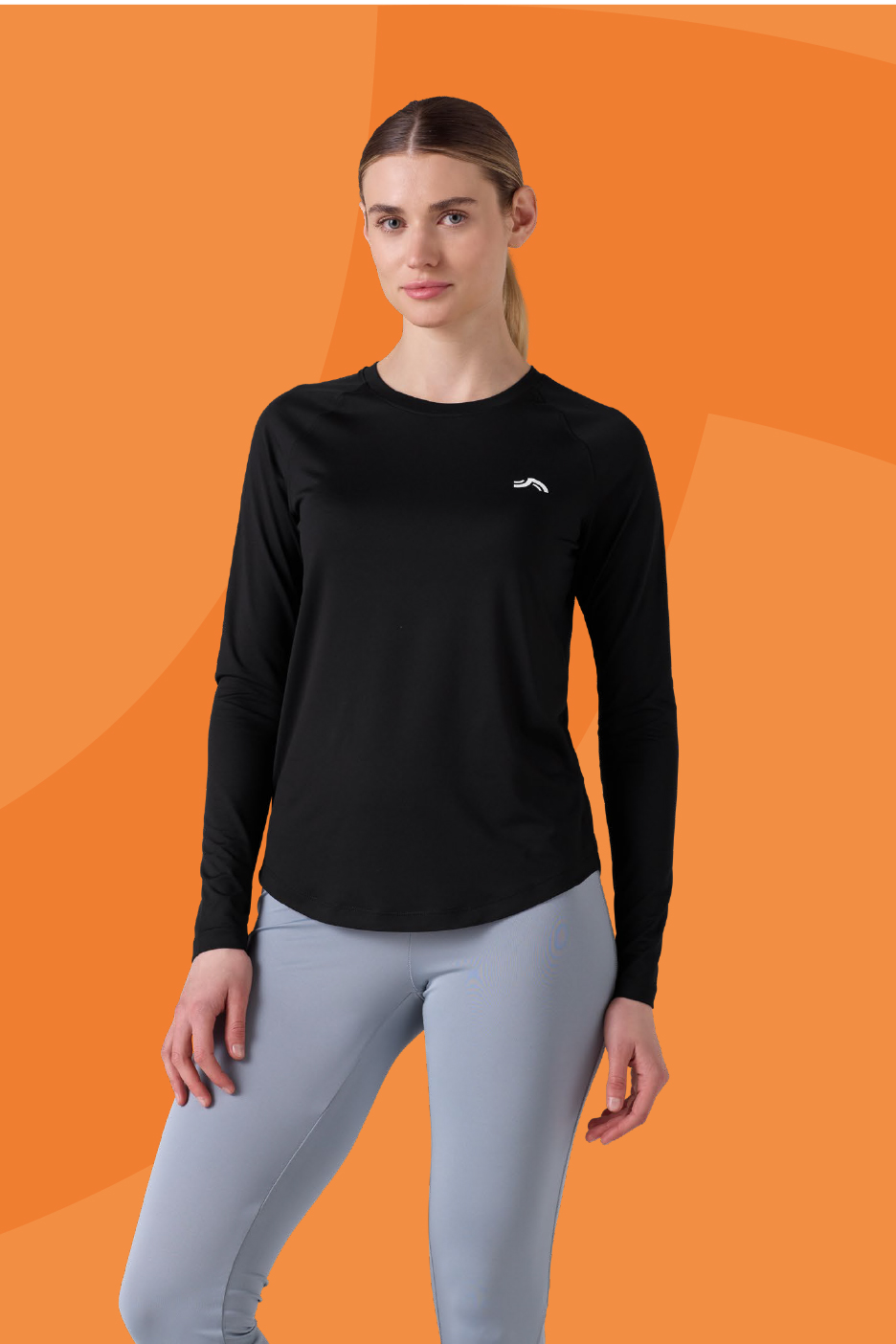 Жена в черна спортна блуза с дълъг ръкав и сиви клинове