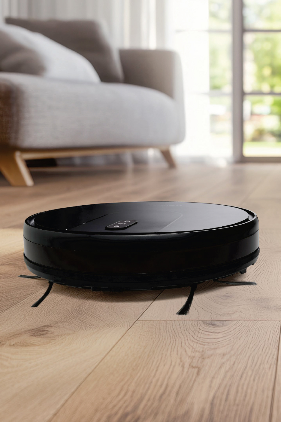 Черен робот прахосмукачка на дървен под в хол с диван и прозорец
