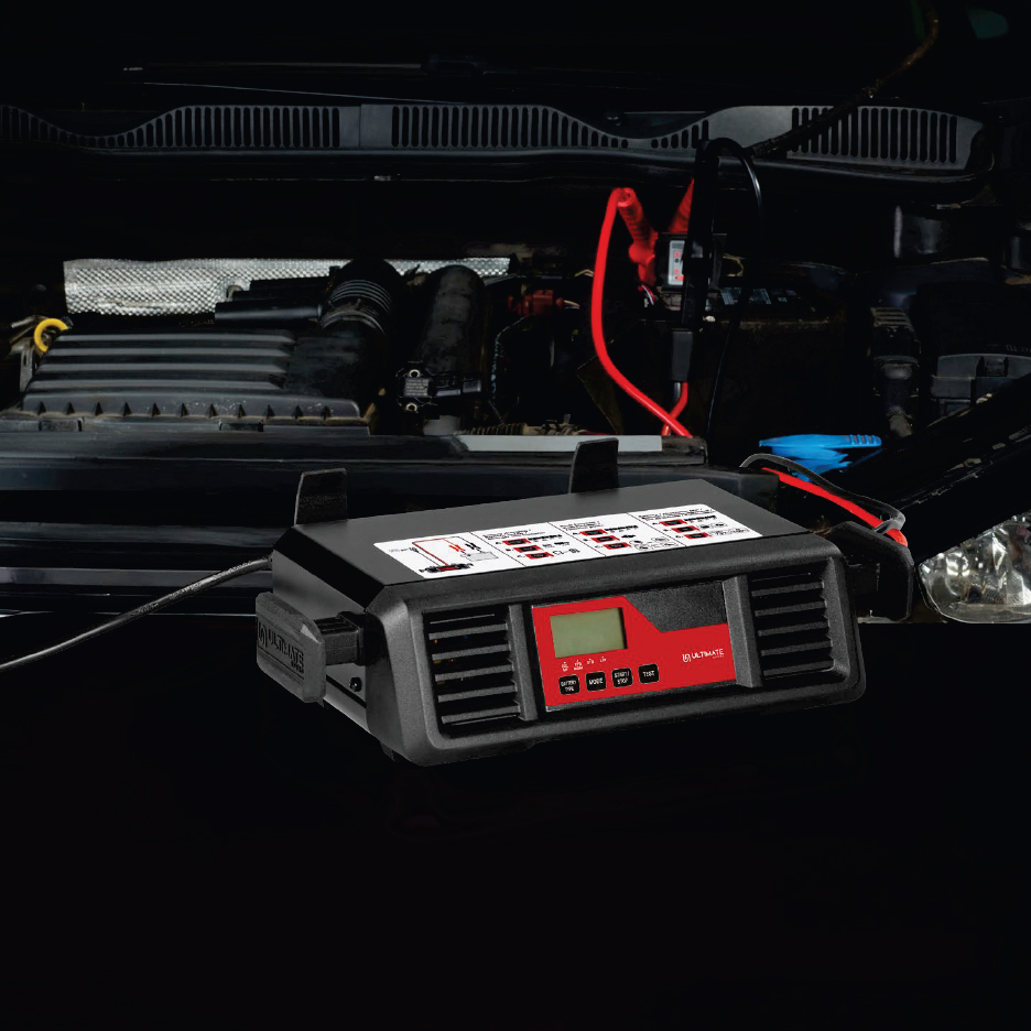 Устройство за зареждане на акумулатор Ultimate, свързано към акумулатор на автомобил.