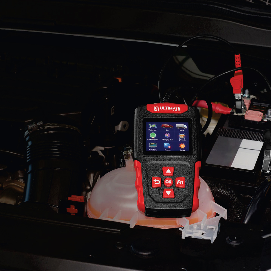 Уред за тестване на акумулатор Ultimate Speed в двигателния отсек на автомобил.