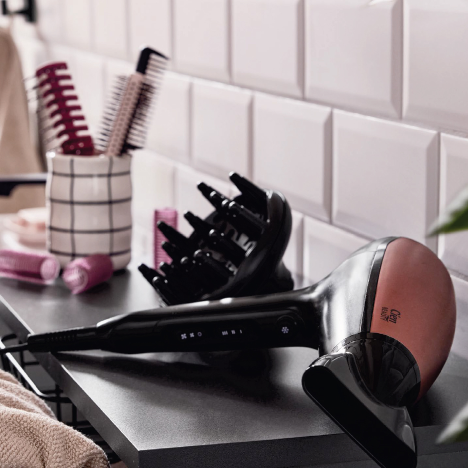 Сешоар Cien Beauty с дифузер и четки за коса на плот в баня.