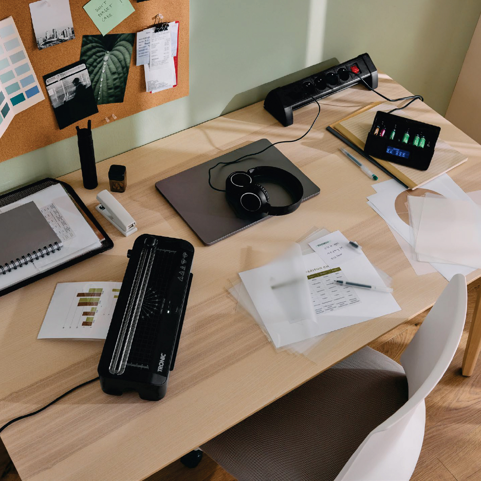 Офис бюро с ламинатор Tronic, слушалки, разклонител и зарядно за батерии.