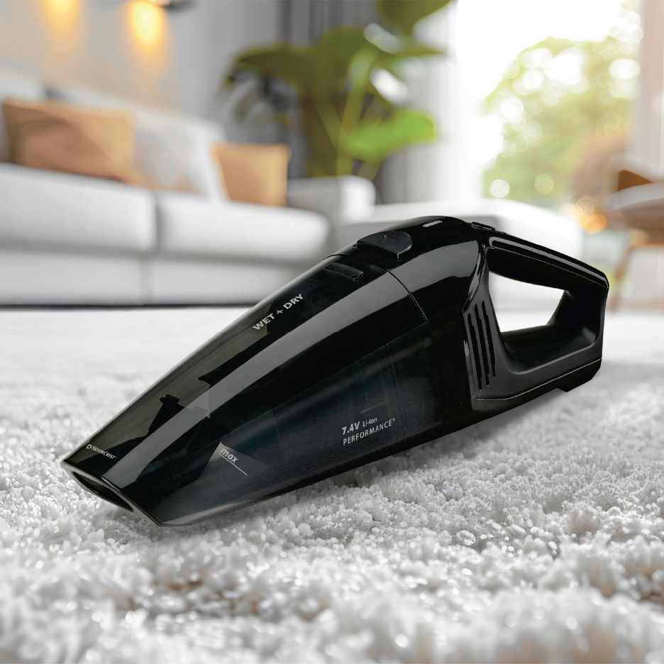 Черна ръчна прахосмукачка за мокро и сухо почистване на бял килим в хол.