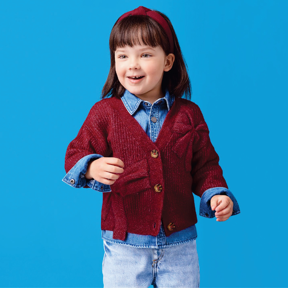 Момиченце с червена жилетка, дънкова риза и дънкови панталони