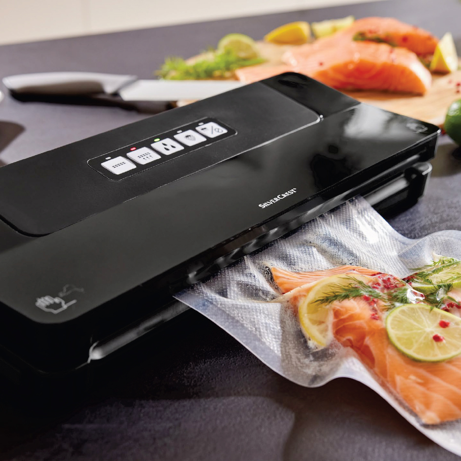 Вакуумираща машина Silvercrest с вакуумирана сьомга и лайм