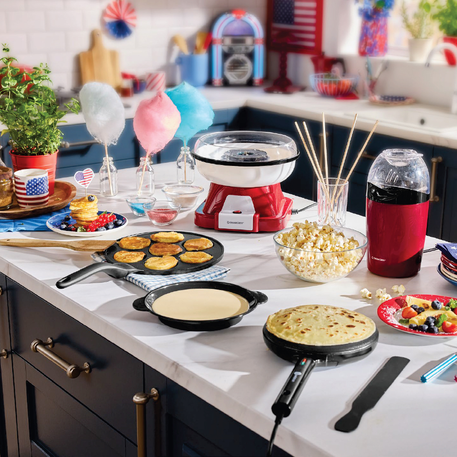 Кухненски плот с машини за захарен памук, пуканки, палачинки и мини палачинки, в патриотична декорация.