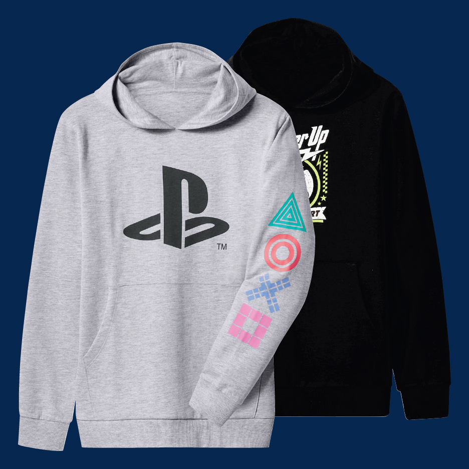 Два суичъра с качулки, един сив с логото на PlayStation и един черен с надпис „Power Up“.