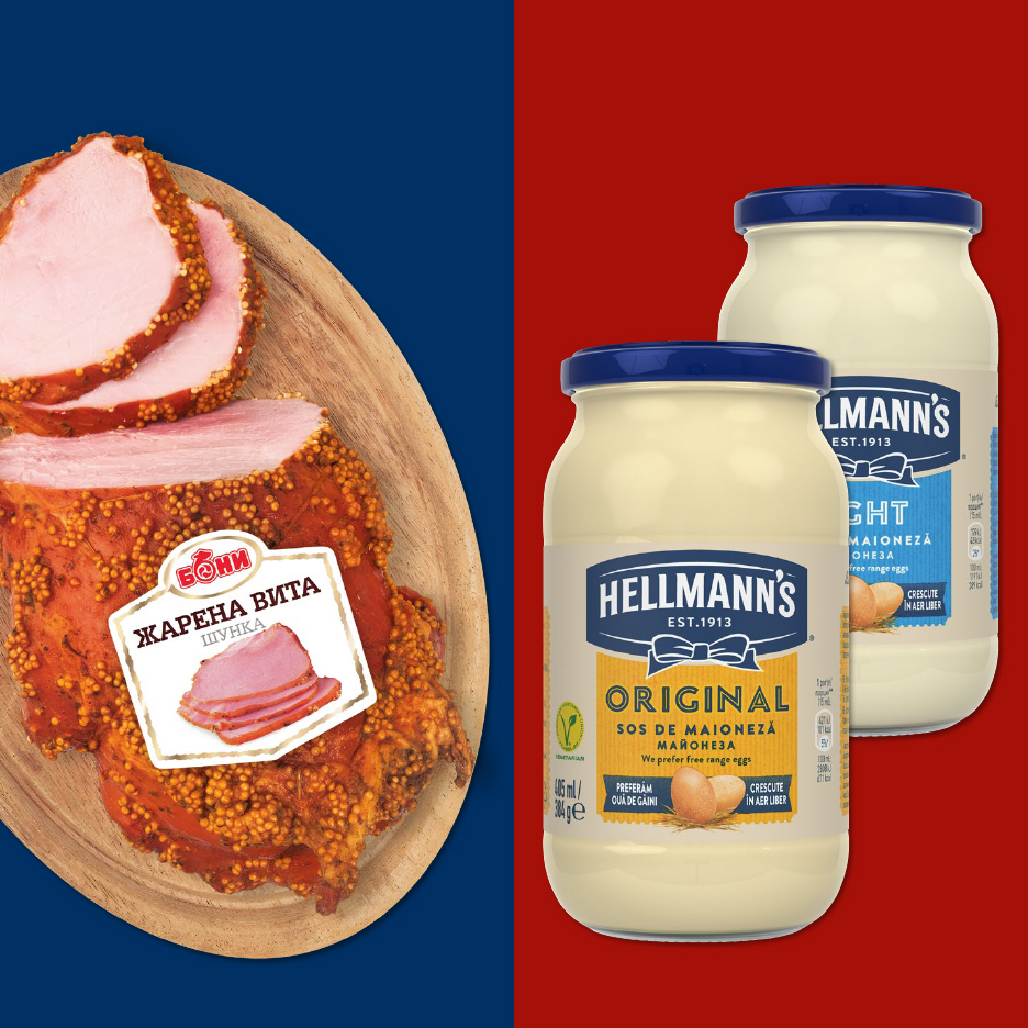 Шунка с горчица и две буркана майонеза Hellmann's на червено-син фон.