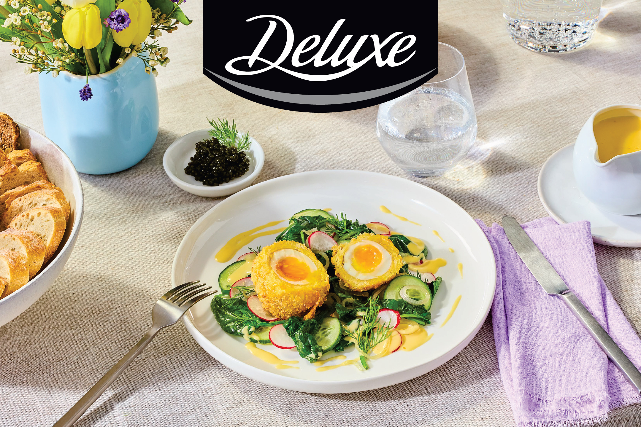 Пържени яйца с течен жълтък, салата, хайвер, хляб и ваза с цветя на маса.