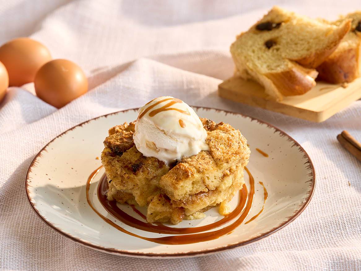 Хлябен пудинг с сладолед и карамелен сос.