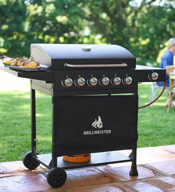 Газов грил Grillmeister с шест горелки на открито.