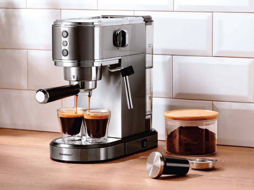 Еспресо машина, наливаща кафе в две чаши, до буркан със смляно кафе.