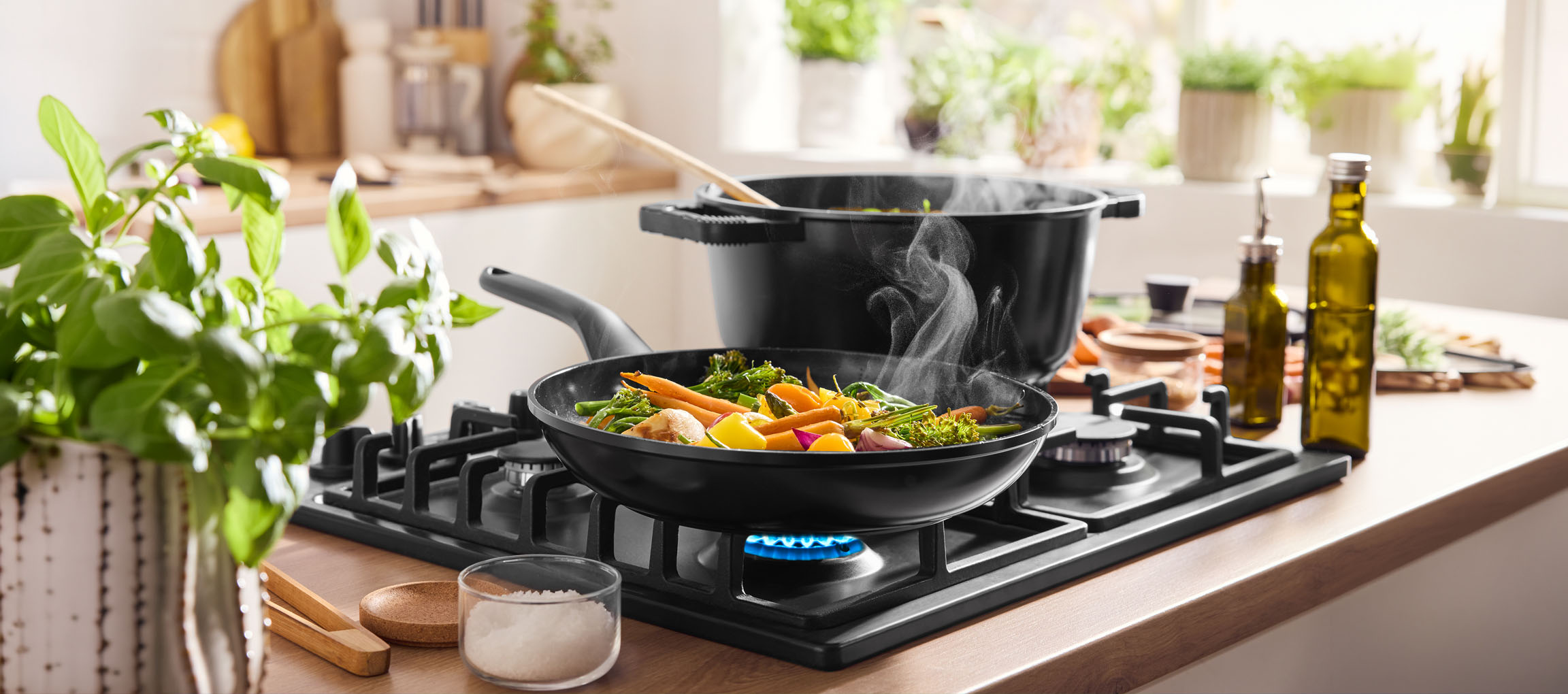 Готвене на зеленчуци в тиган на газов котлон, с тенджера и зехтин наблизо.