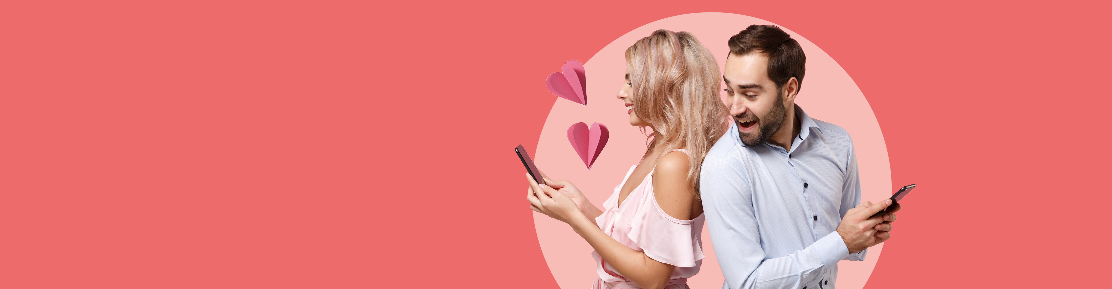 Млада двойка, използваща телефони, с розови сърца, на розов фон.