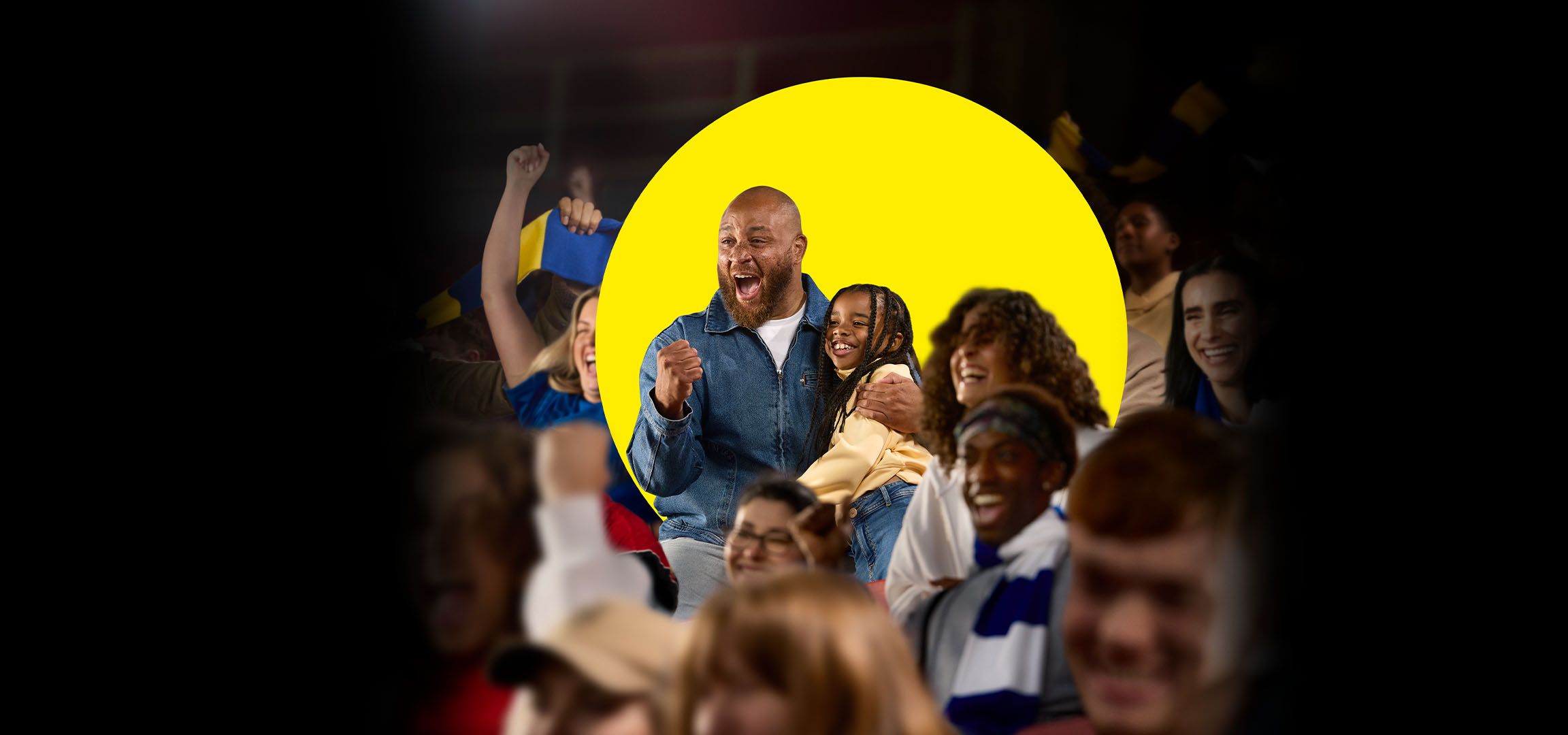 Усмихната тълпа от хора, включително баща и дъщеря, се наслаждават на събитие.