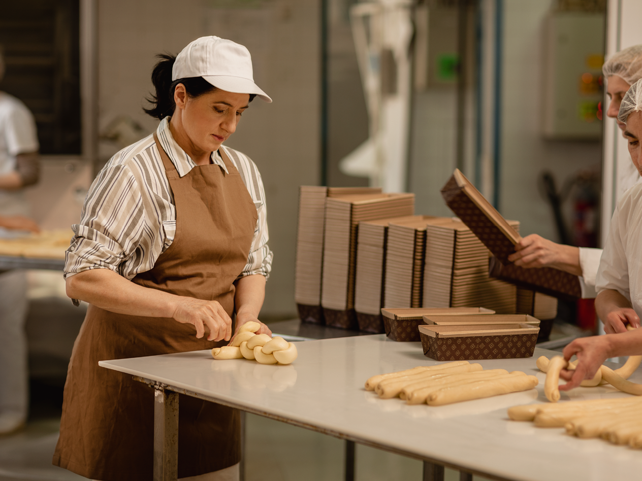 Хляб и тестени изделия в пекарна.