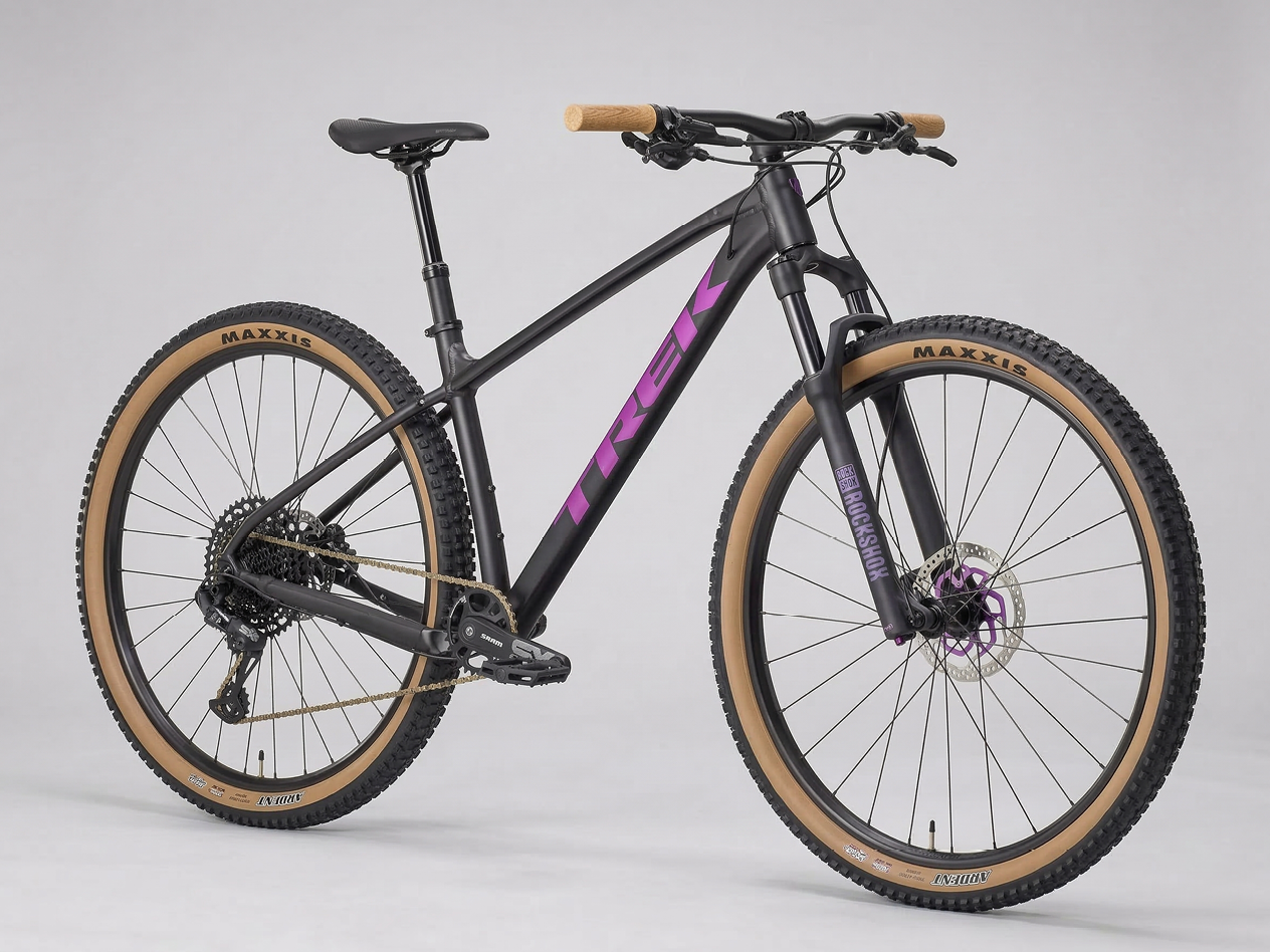 Черен планински велосипед с лилави акценти и кафяви гуми.
