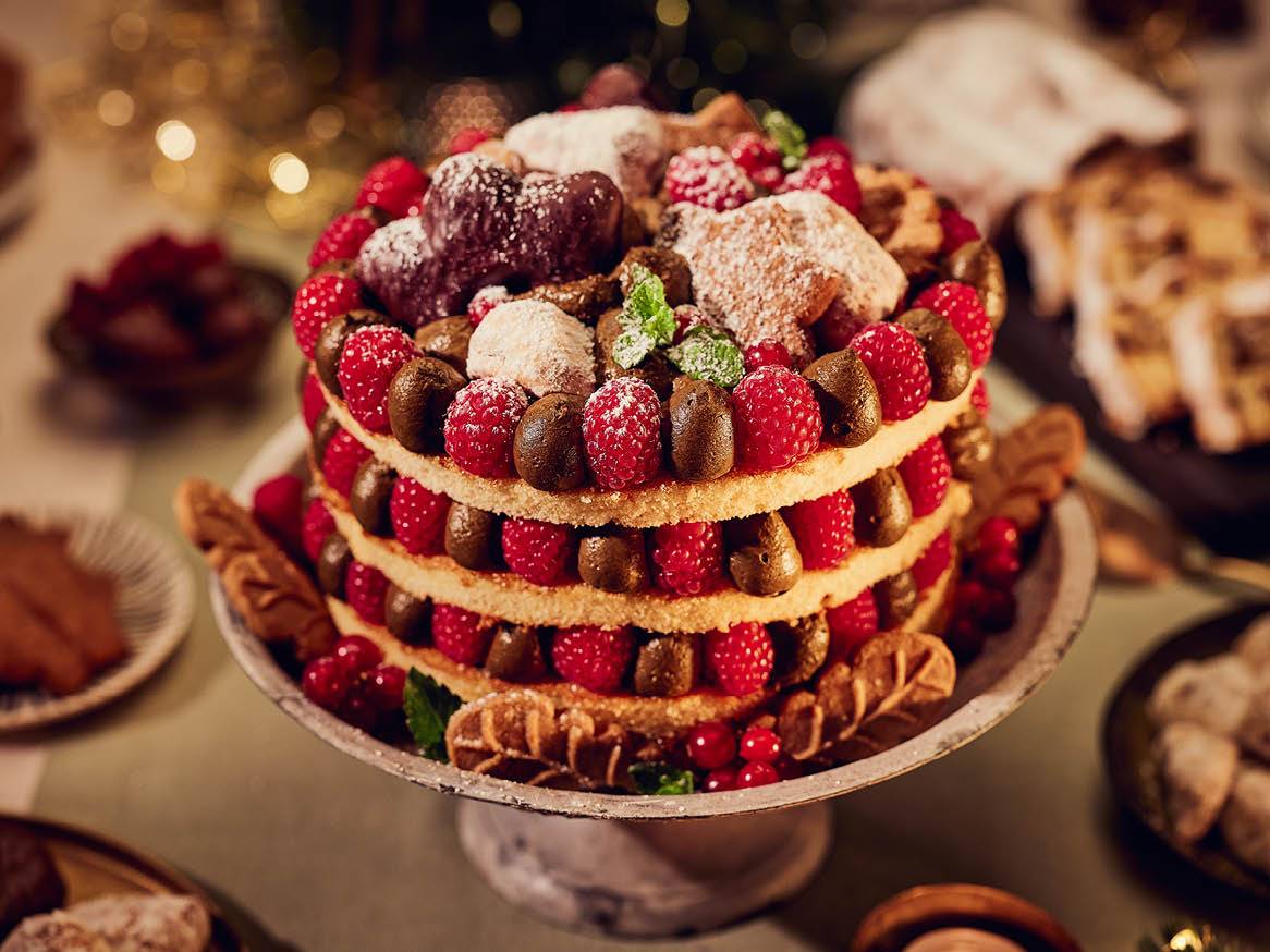 Торта с малини и шоколад за Коледа.