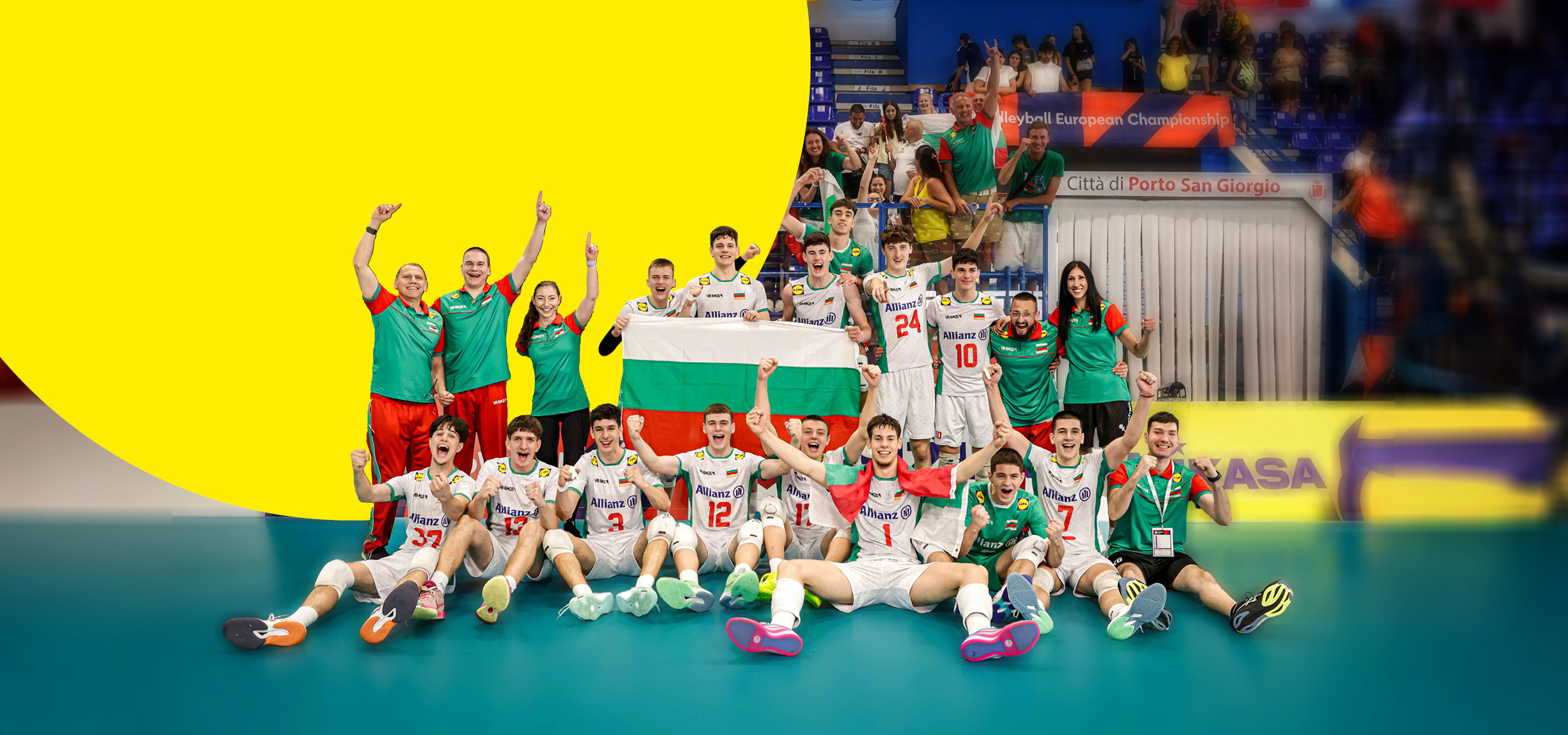Волейболен отбор в екипи, празнуващ на игрището.