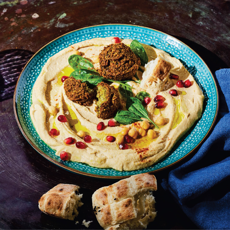 Чиния с хумус, фалафели, нар, нахут, спанак и хляб.