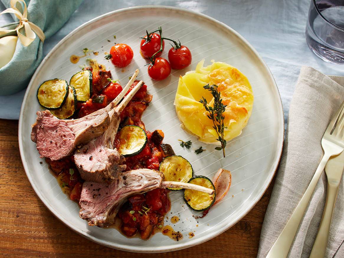 Агнешки кюфтета, рататуй и картофено пюре.