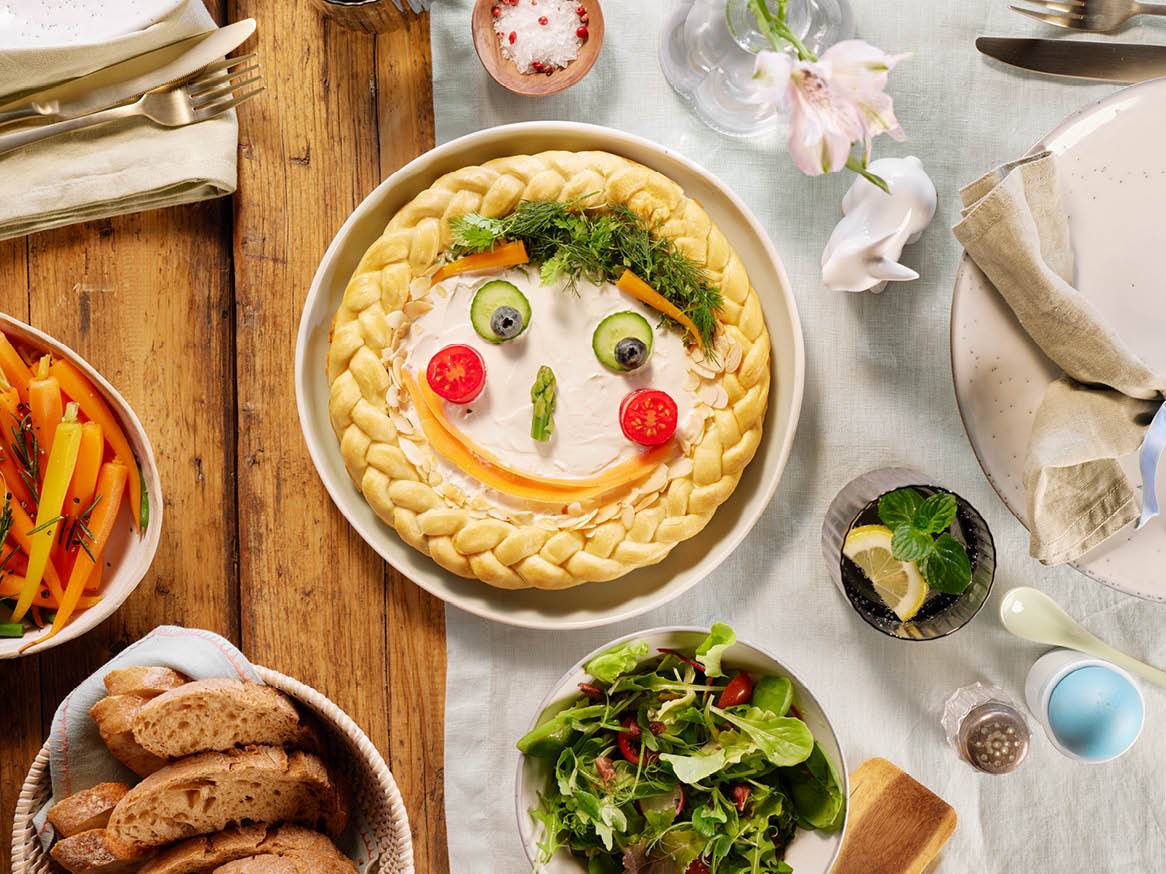 Зеленчукова торта, салата и хляб.