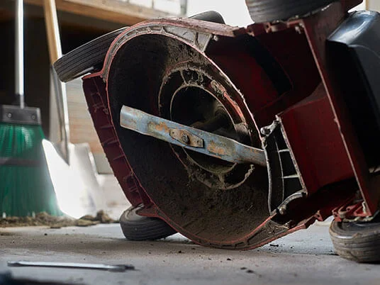 Мръсна косачка за трева с главата надолу, с видимо острие