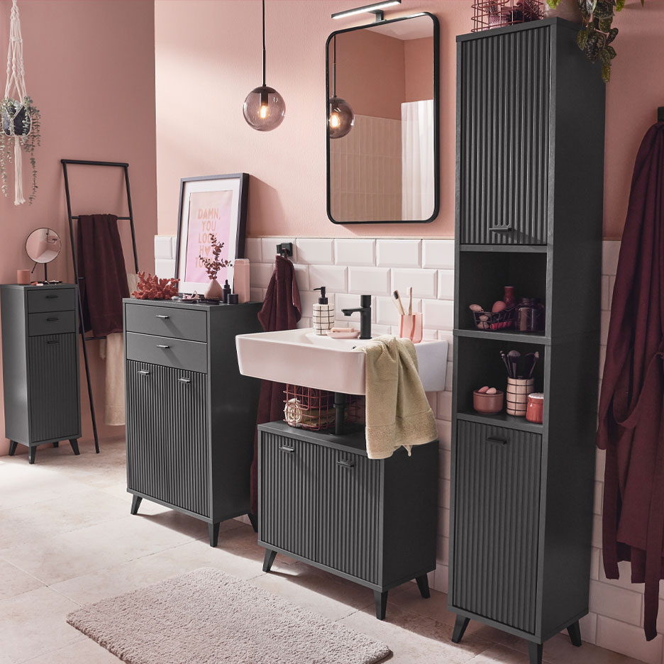 Модерна баня с тъмносиви мебели и розови акценти.