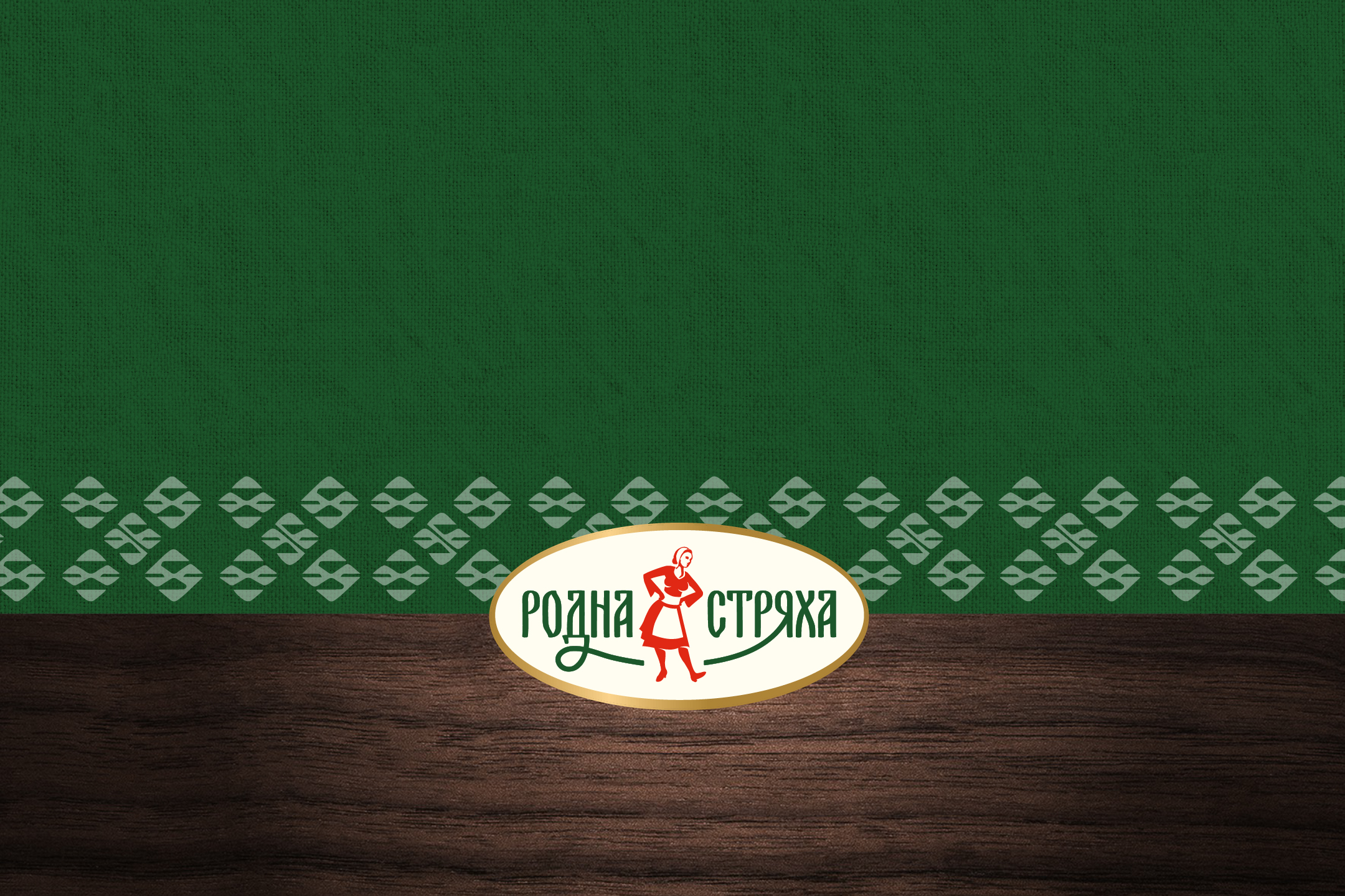 Пълнени чушки в жълто, червено и зелено, гарнирани с магданоз, върху дървена маса.