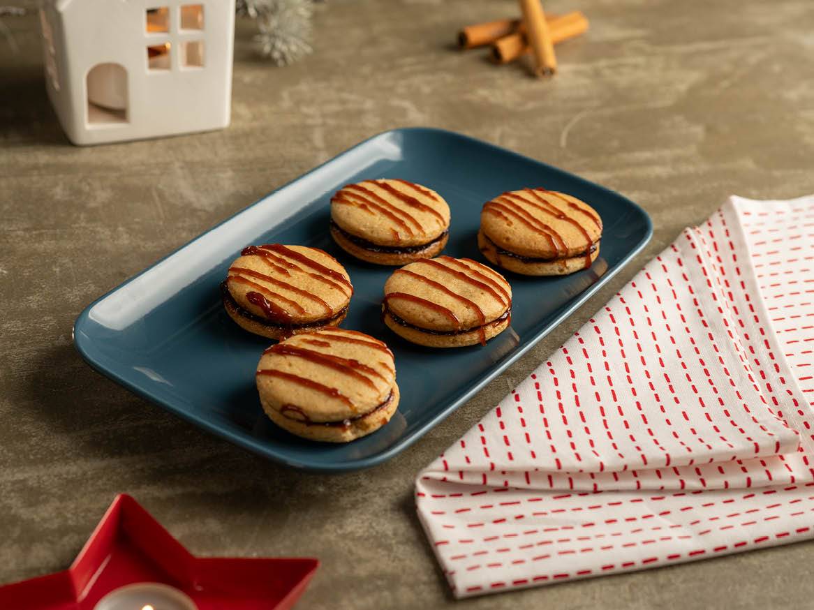 Бисквитки с конфитюр на блюдо.