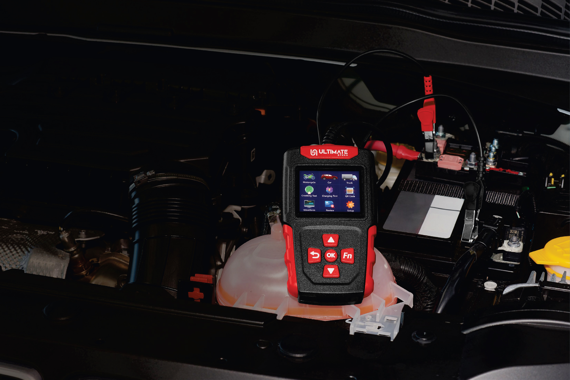 Уред за тестване на акумулатор Ultimate Speed в двигателния отсек на автомобил