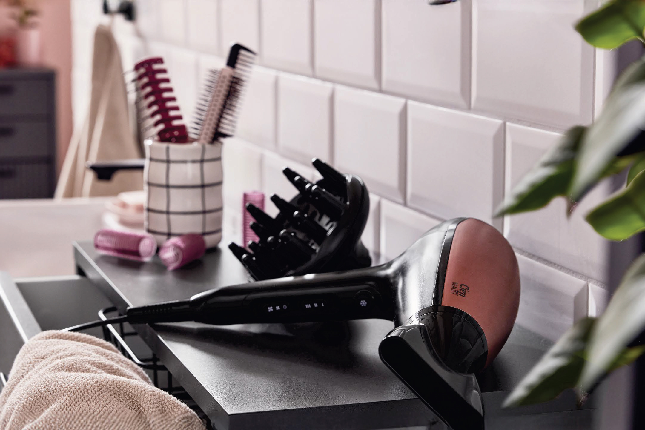 Сешоар Cien Beauty с дифузер и четки за коса в баня.