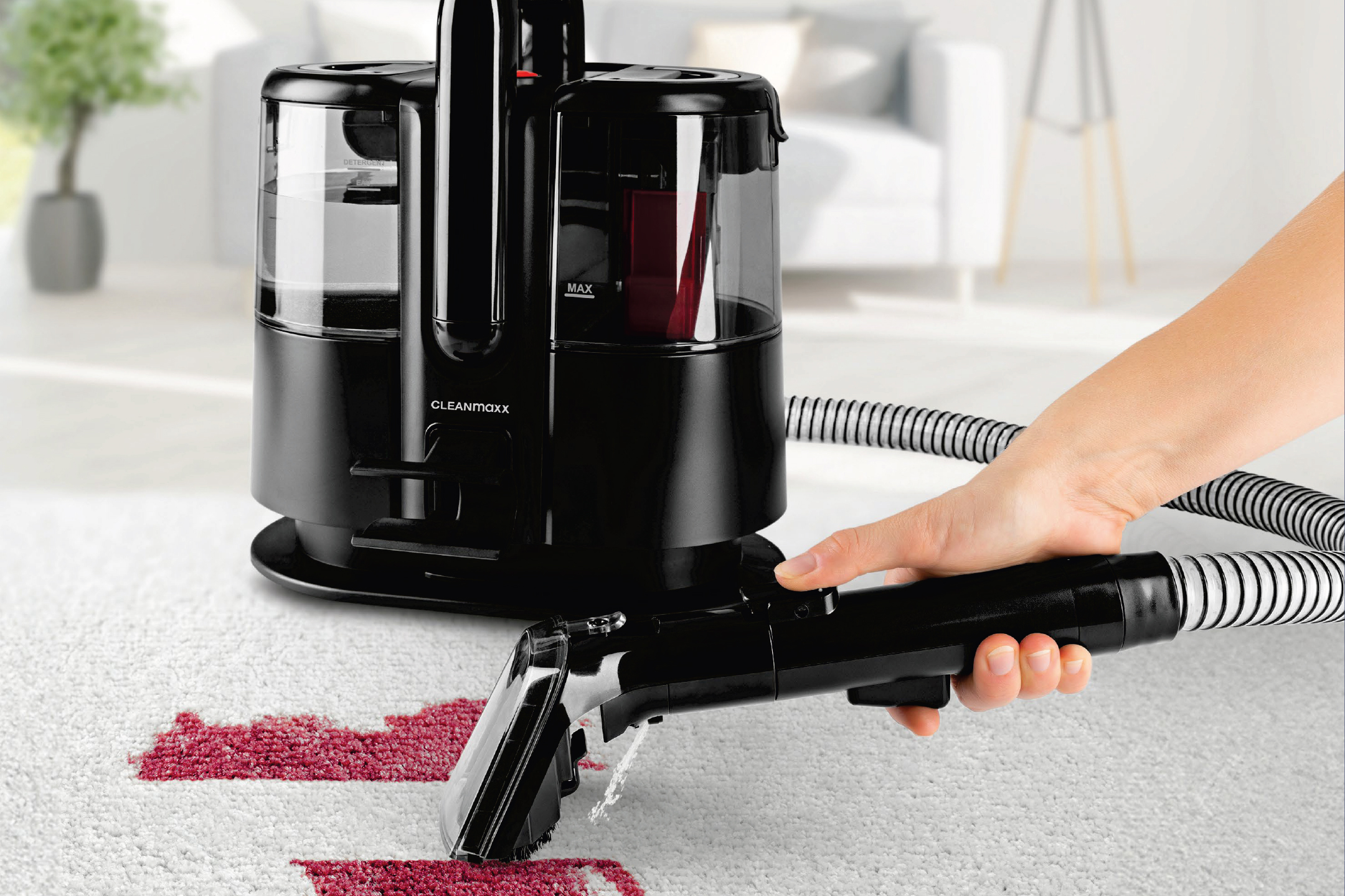 Уред за почистване на килими с маркуч и накрайник, премахващ червено петно от килим.