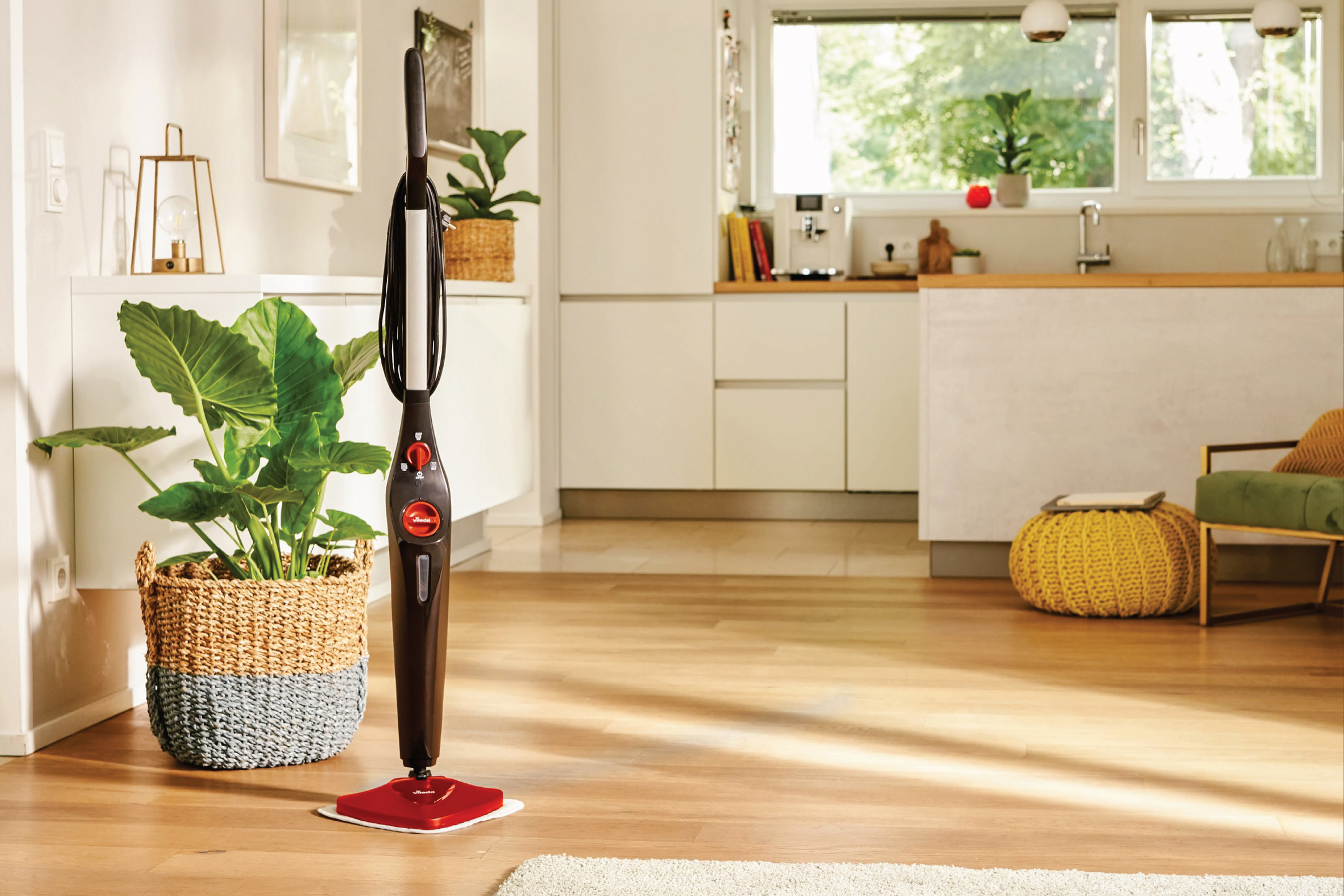 Парочистачка в модерен интериор на кухня и всекидневна с дървен под.