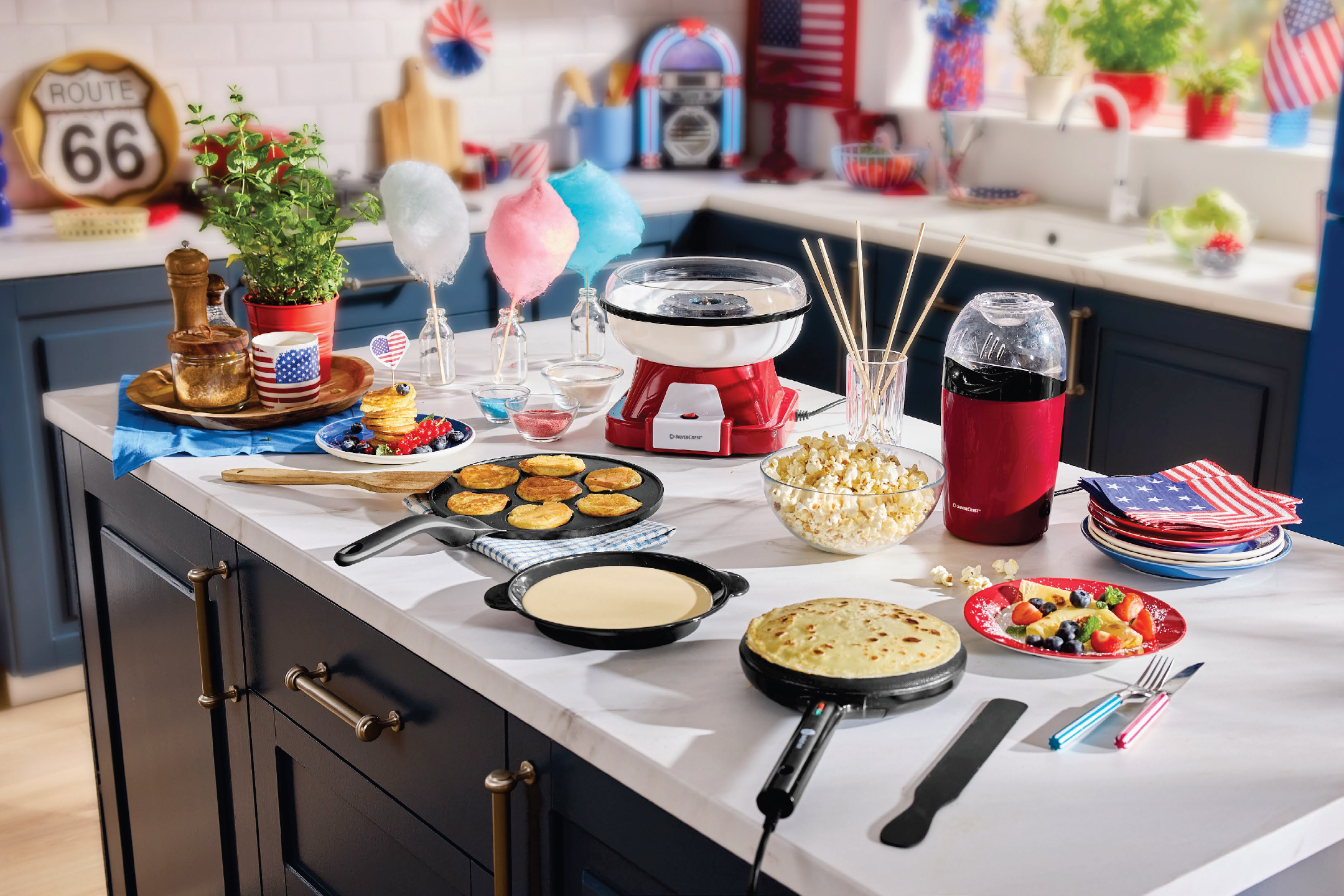 Кухненски плот с уреди за пуканки, захарен памук и палачинки, декориран в американски стил.