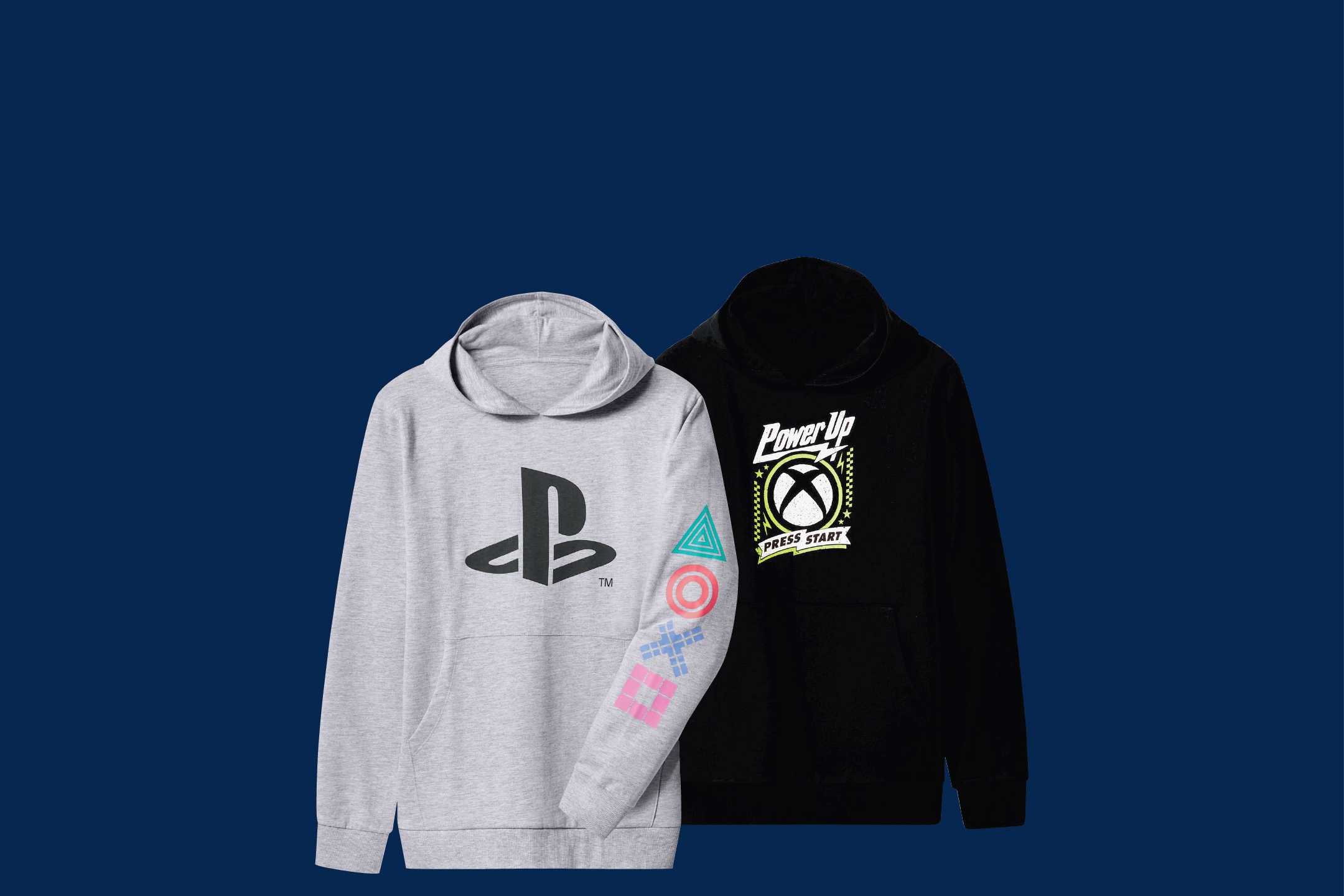 Сив суичър с PlayStation лого и черен суичър с Xbox лого и надпис „Power Up“.