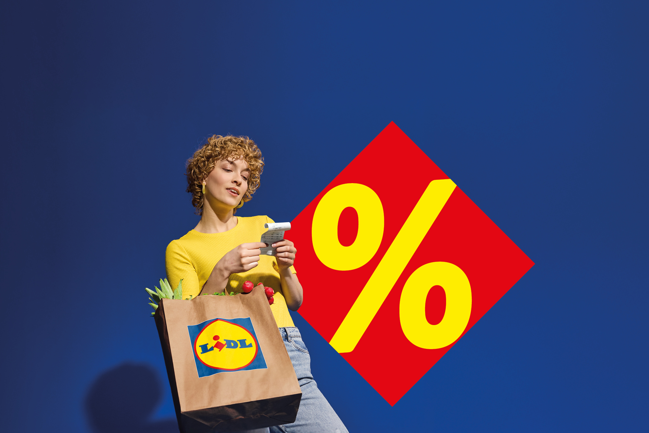 Жена с пазарска чанта, пълна със зеленчуци, гледа касова бележка до голям знак за процент.