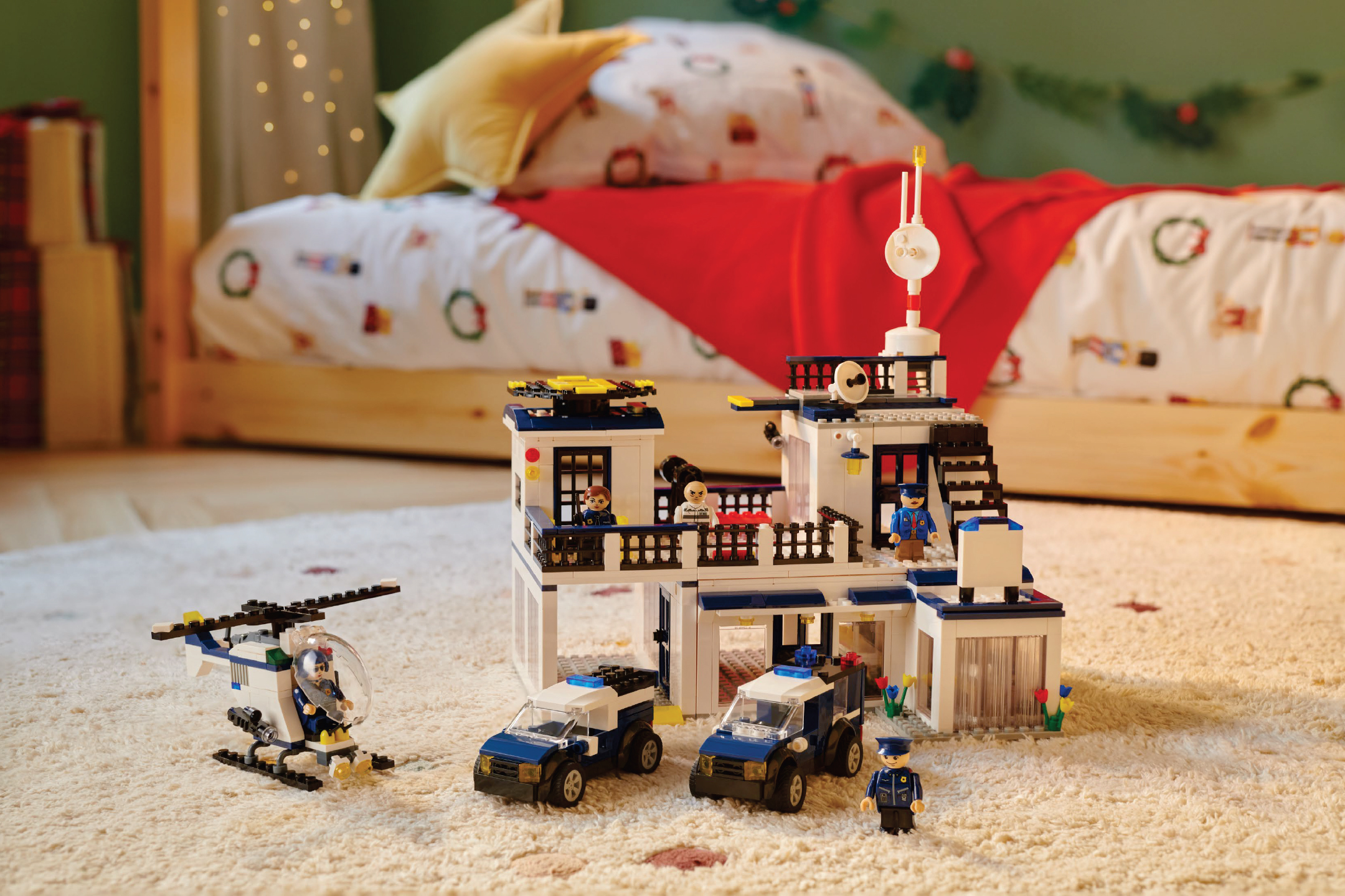 Lego полицейски участък с хеликоптер, полицейски коли и фигурки