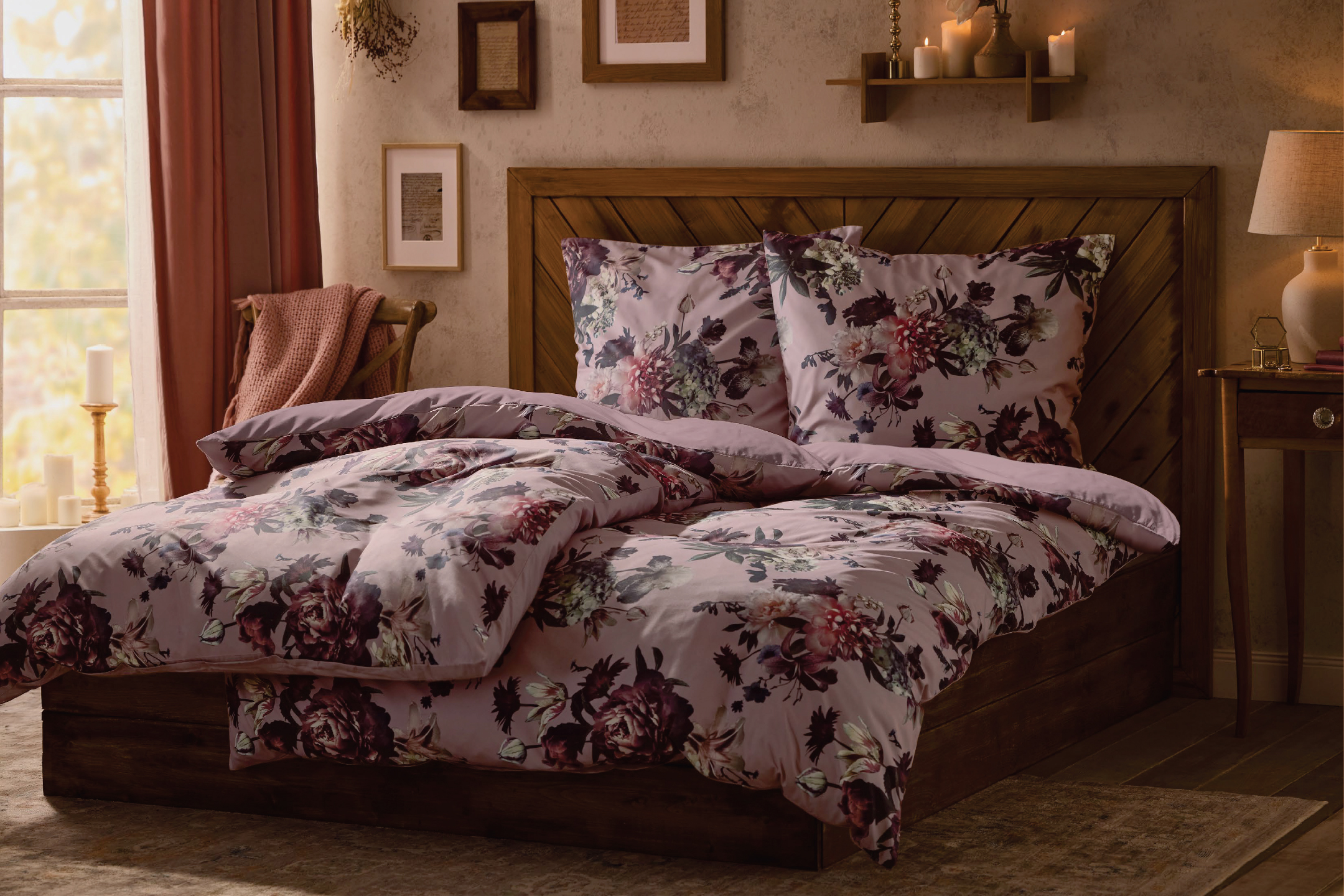 Спално бельо с флорални мотиви в спалня с дървено легло и нощна лампа.