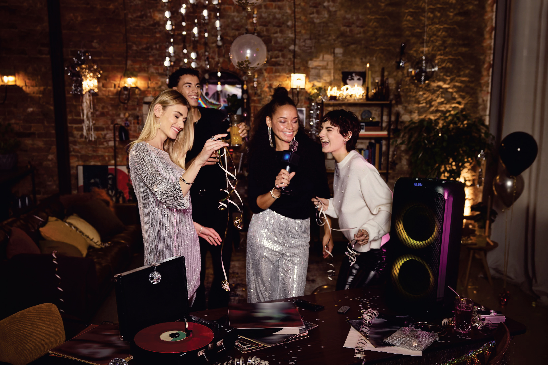 Парти с приятели, музикална система, грамофон и напитки