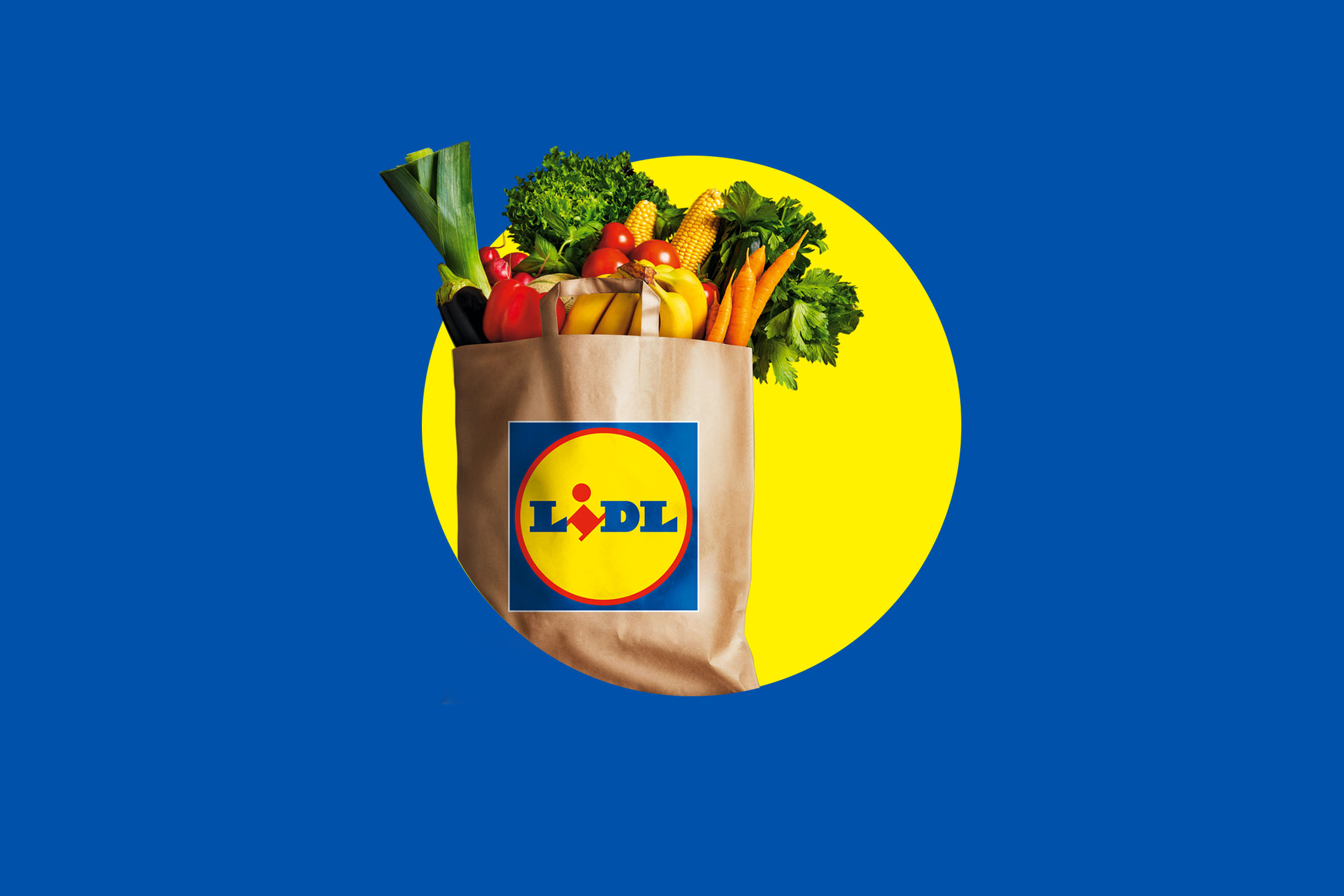Хартиена торба, пълна със свежи зеленчуци, включително праз, патладжан, царевица, домати и моркови, на син фон с жълт кръг.