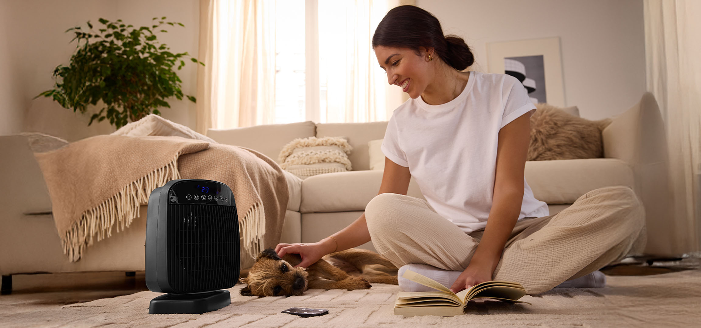 Жена си играе с куче до електрически нагревател в хол.